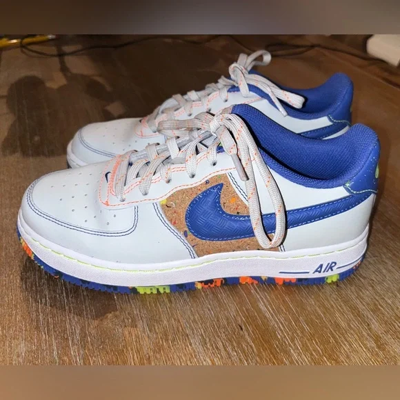 Nike Big Kids Air Force 1 LV8. Very lightly used. Size 4Y. Retail $105 - Picture 11 of 16